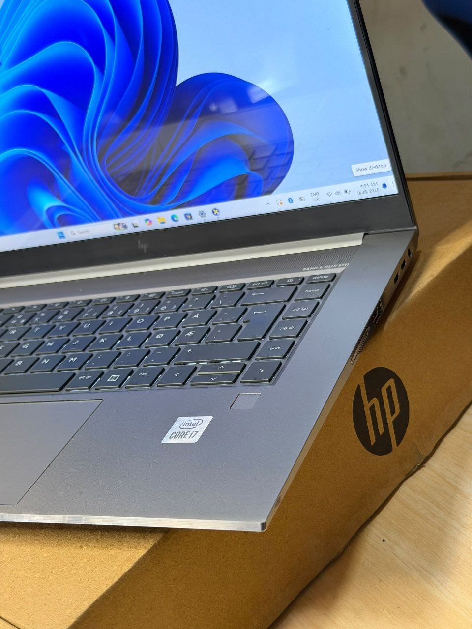 HP ZBook STUDIO G7 M Intel®️Core i7-10850H 10TH GENERATION view 4