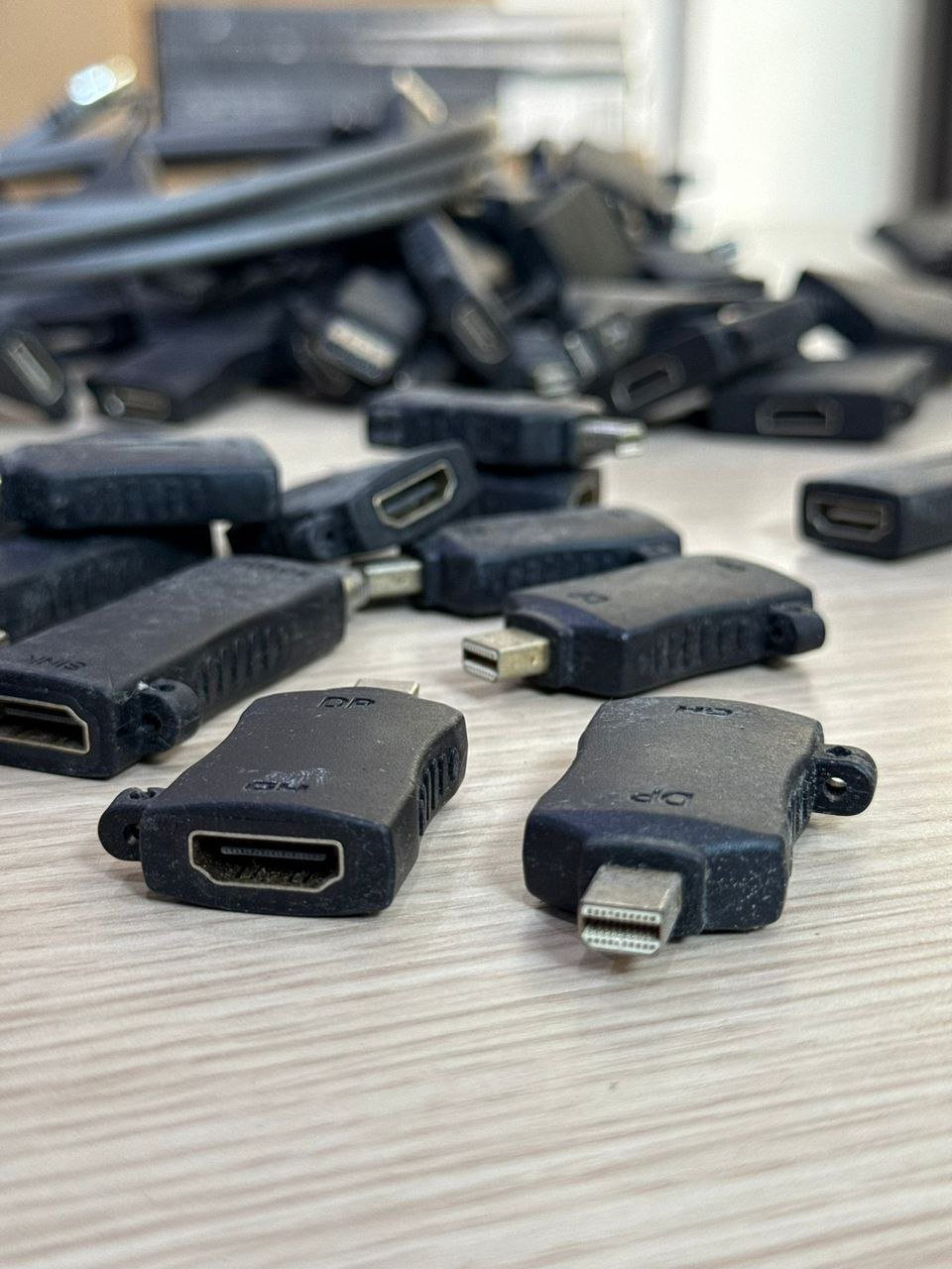 DisplayPort to HDMI converter