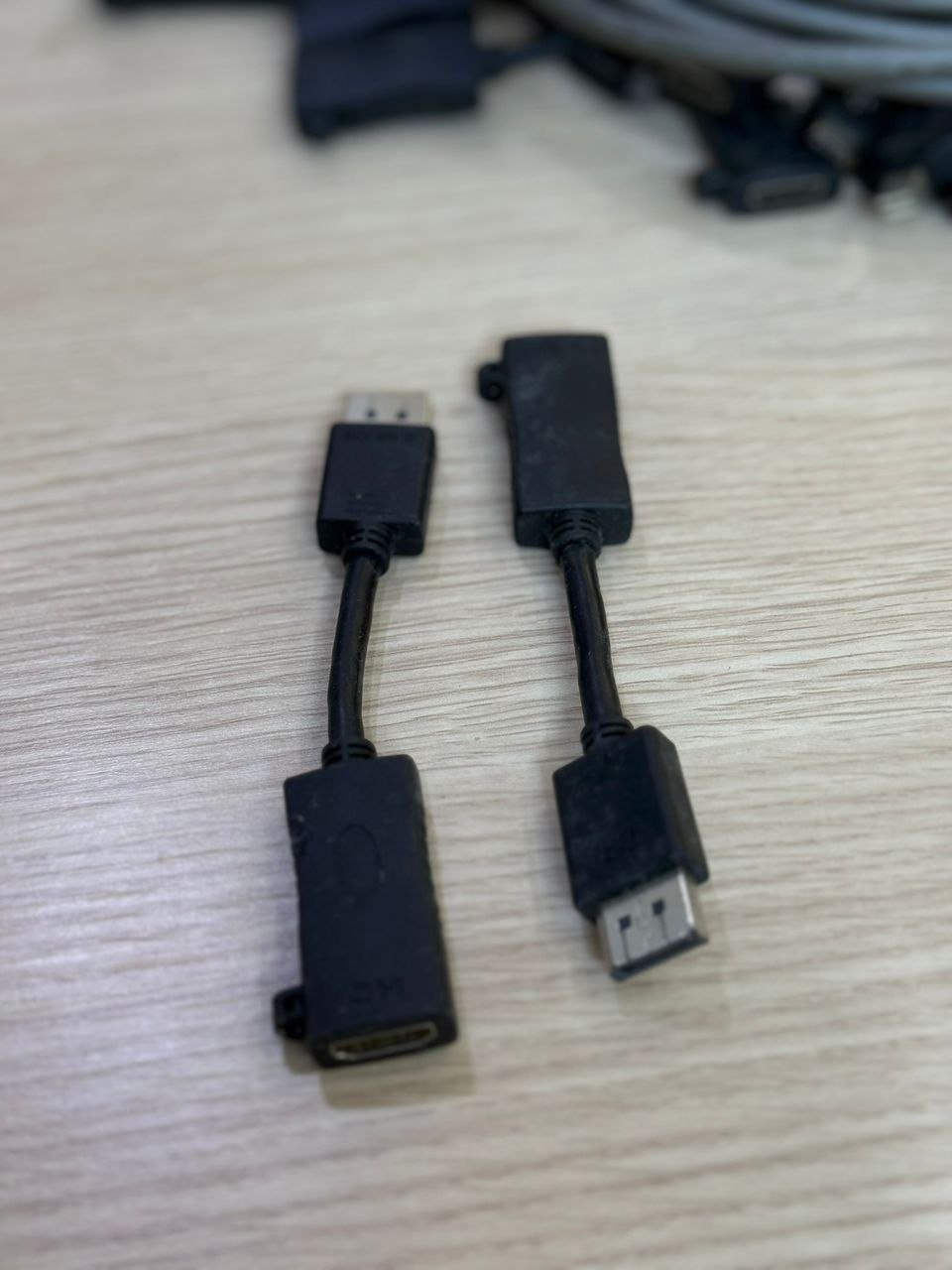DisplayPort to HDMI converter