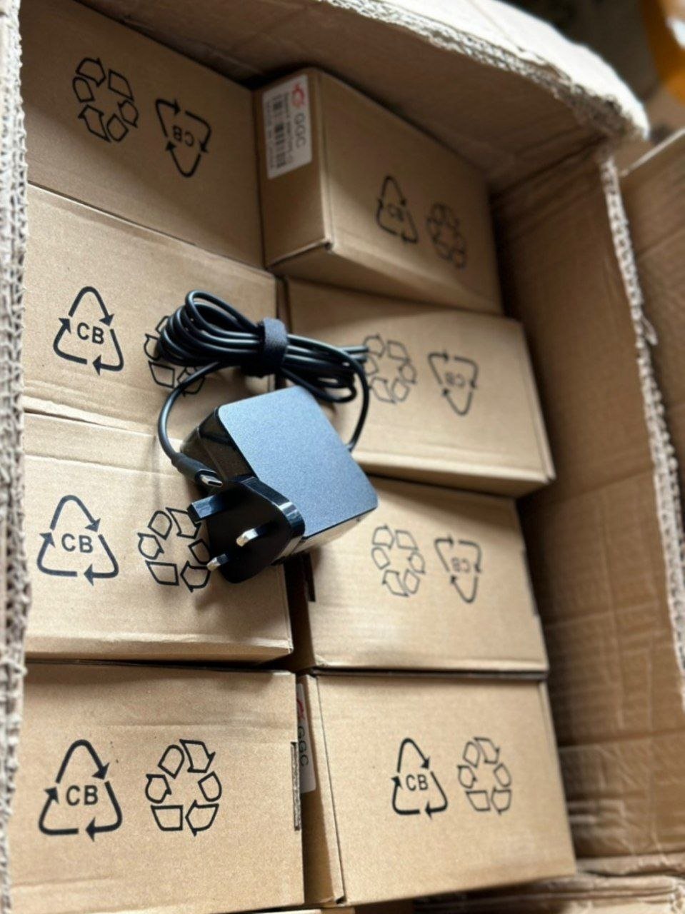 Universal Type C laptop charger view 2